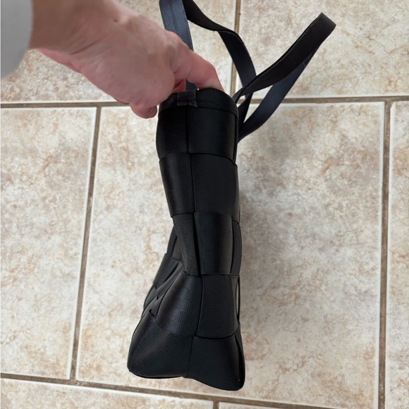 Harvey’s Seatbelt Double Handle Tote - Picture 5 of 9